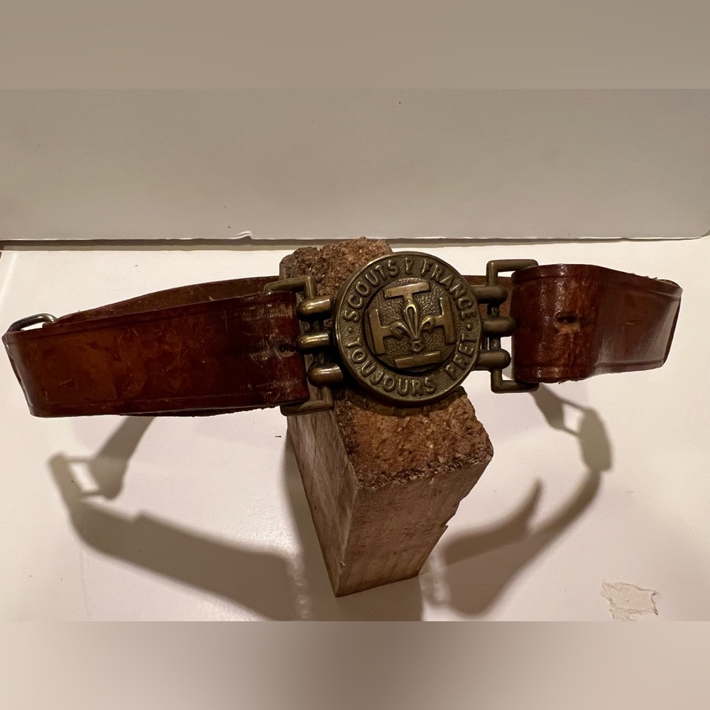 VINTAGE FRENCH BOY SCOUT LEATHER BELT.